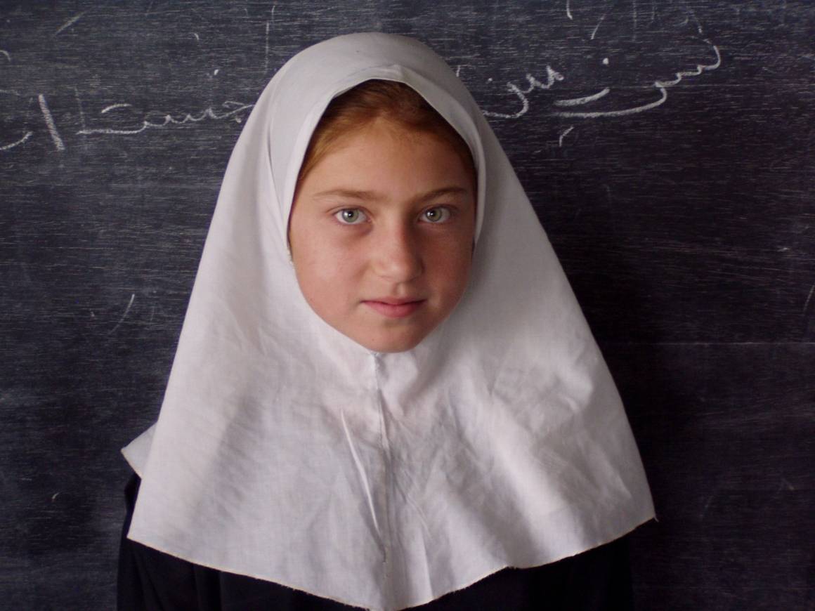 Å utestenge jenter og kvinner fra høyere utdanning er et «klart brudd» på Afghanistans forpliktelser under internasjonal lov. Foto: Flickr/Children of War.